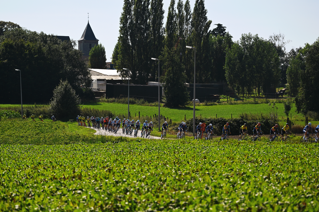 The peloton on stage 1 of the Renewi Tour