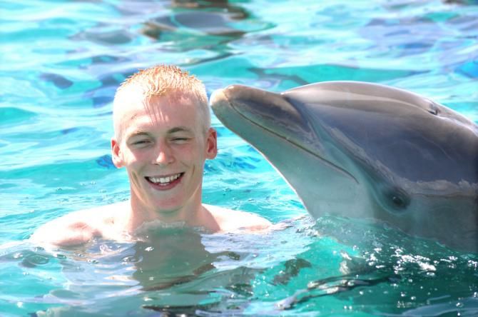 Robert Gesink about to be kissed by a dolphin
