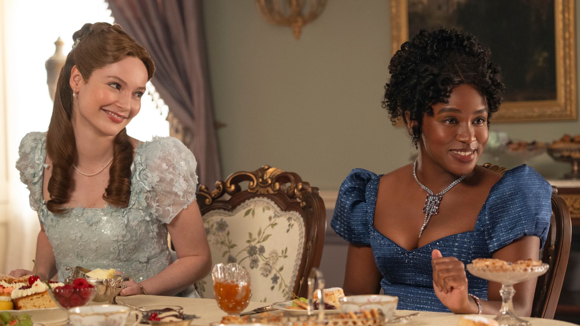 Francesca lächelt Michaela am Esstisch an