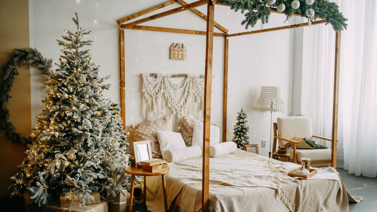 A small bedroom with Christmas decorations