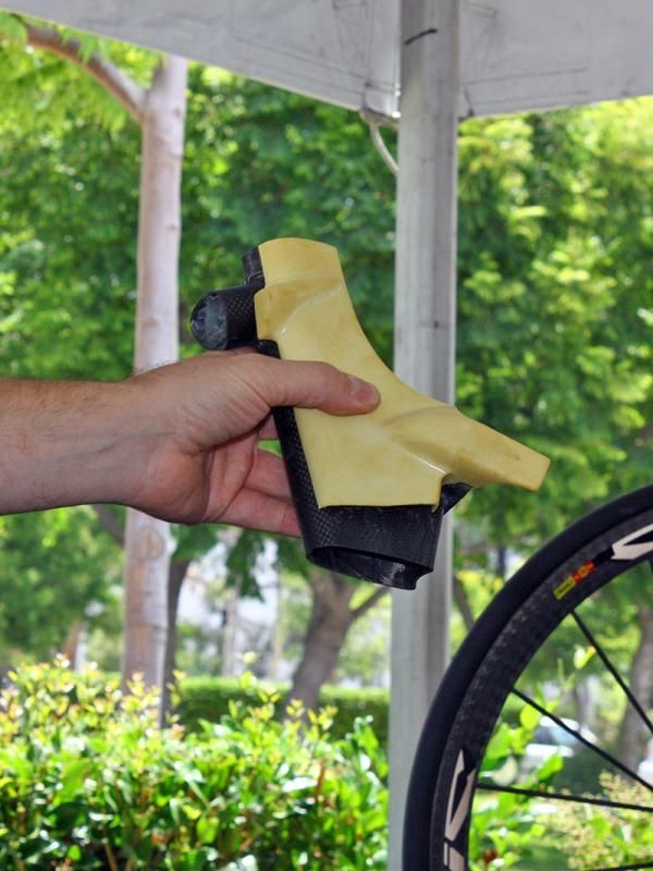 Felt's InsideOut molding process uses polyurethane inner molds to create more even pressure on the inside of certain frame areas, allowing for more complex shapes and less weight.