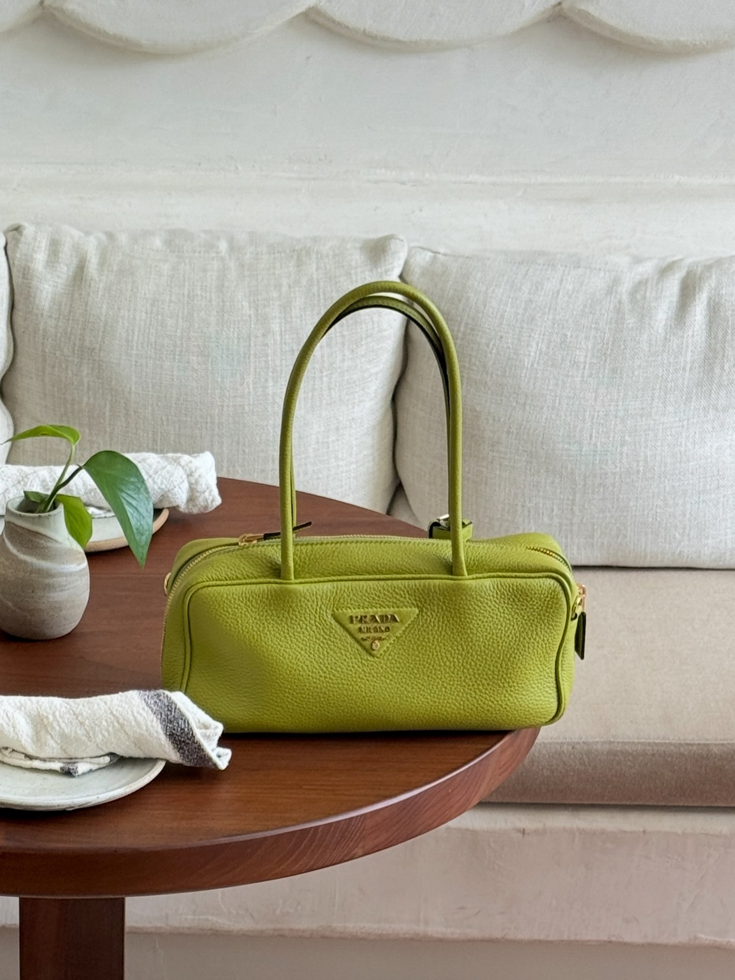 @meganadelaide posting the spring 2026 green bag trend.