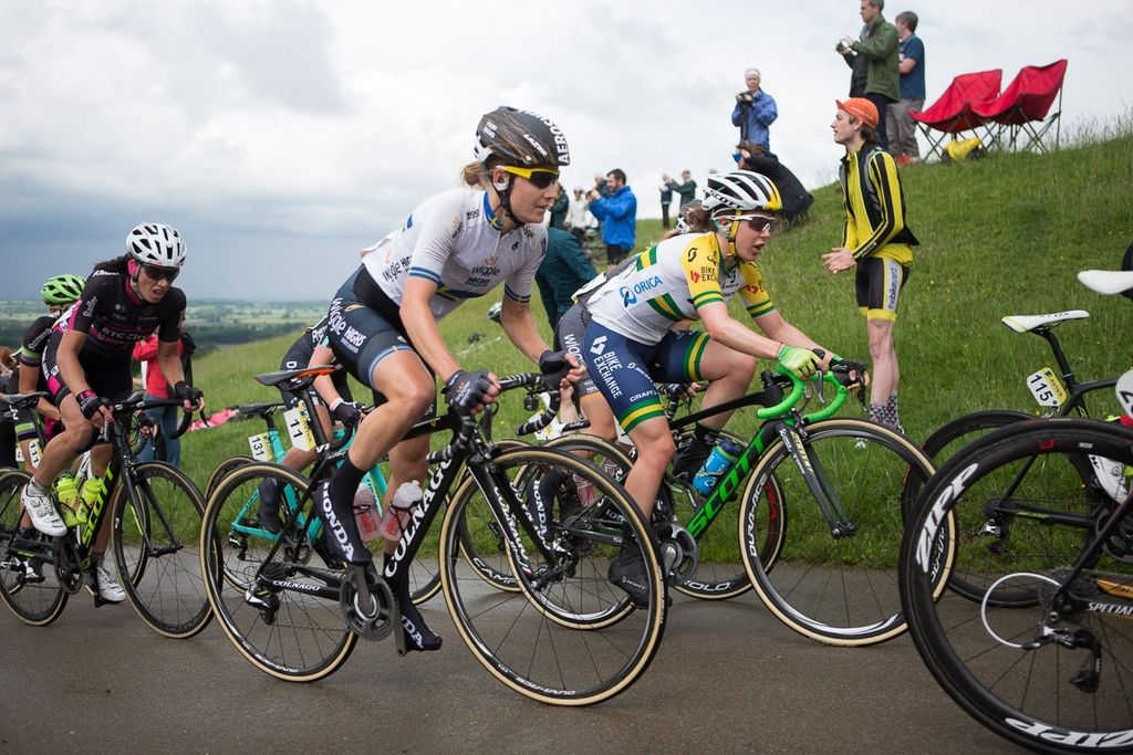 Emma Johansson (Wiggle High5) climbs