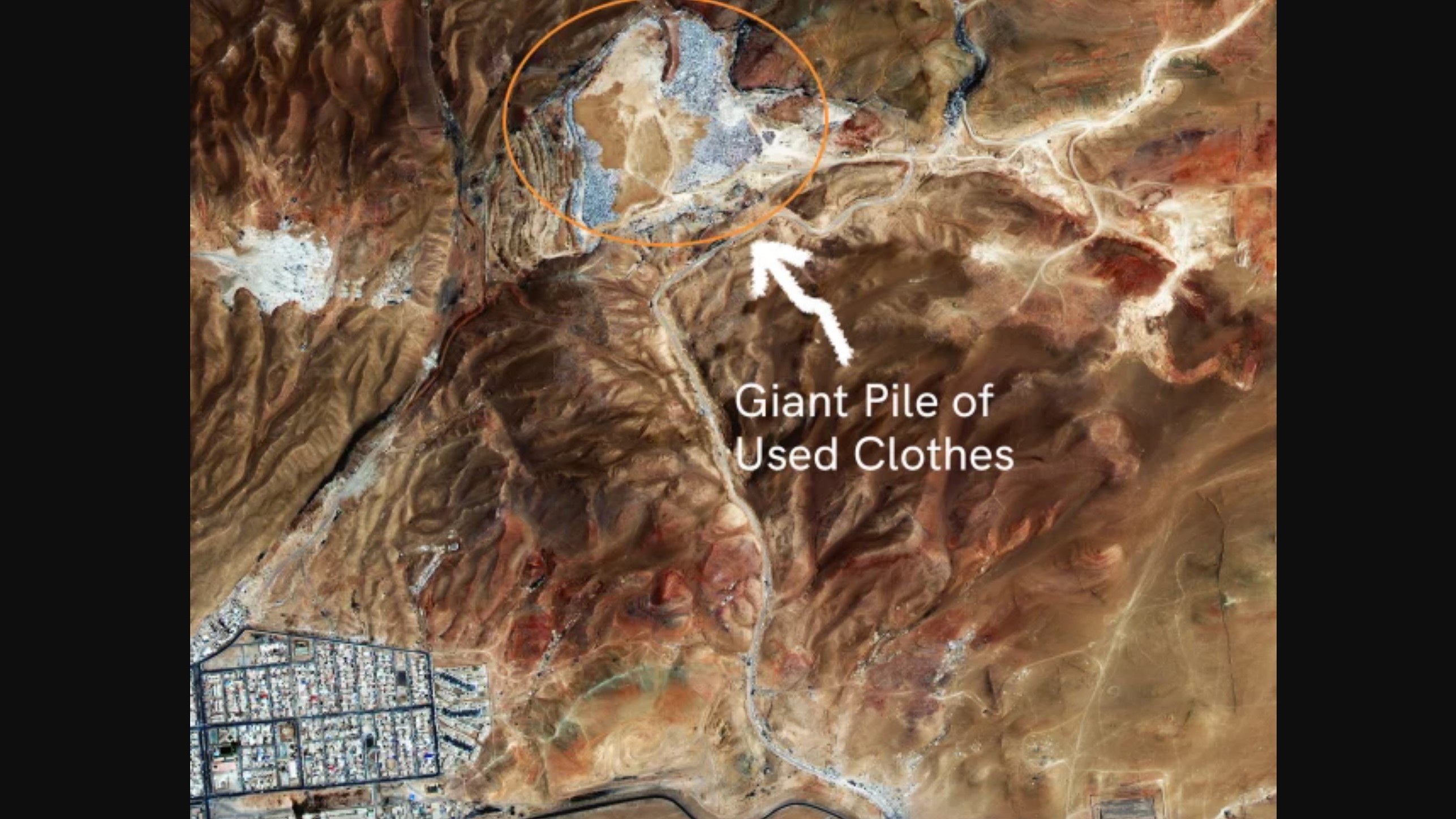 una foto satelital del seco y marrón desierto de atacama que muestra una enorme pila de ropa desechada, con un pueblo cercano brindando perspectiva