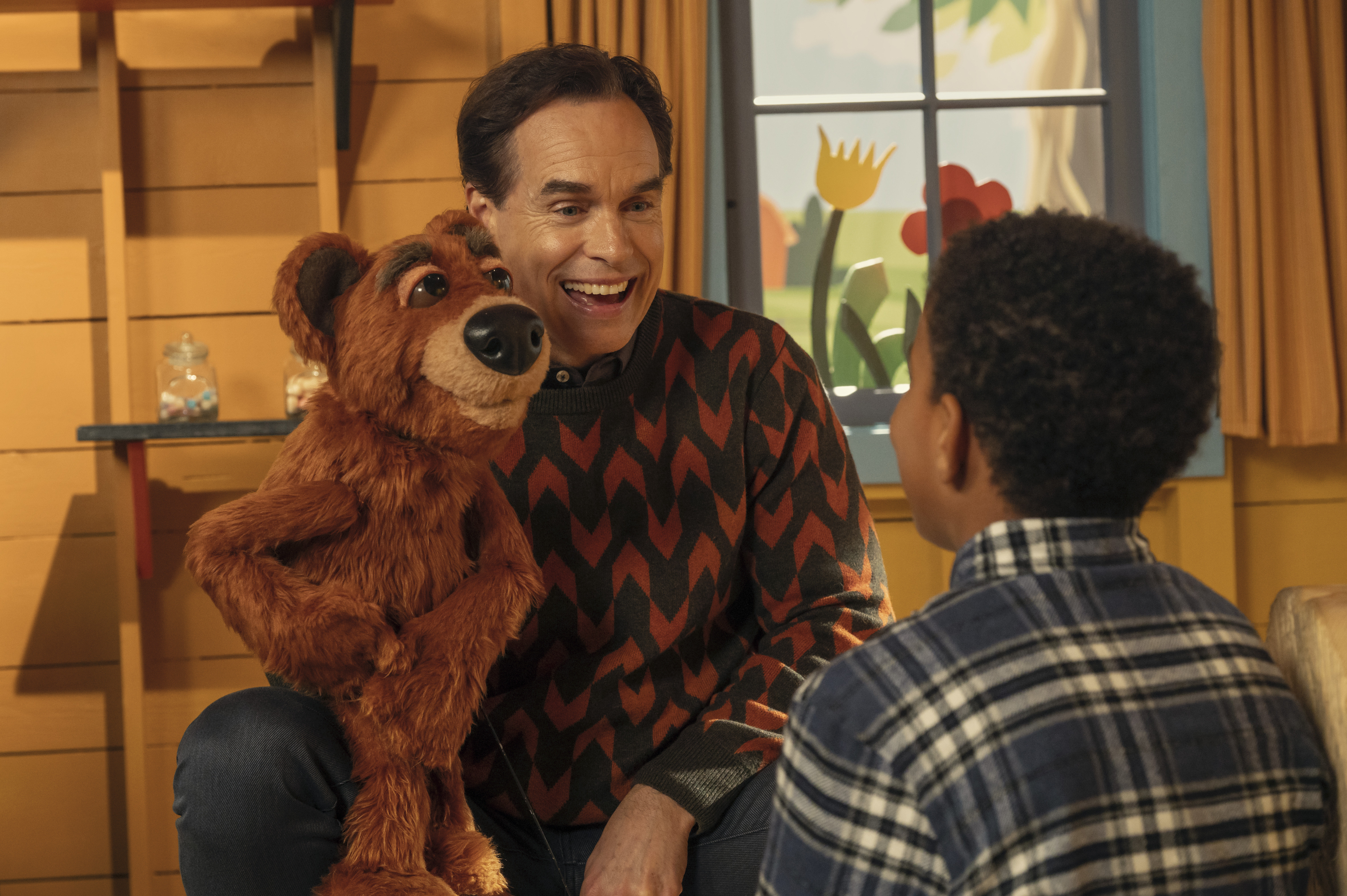 murrary bartlett as childrens tv star brian holding a puppet in nine perfect strangers season 2