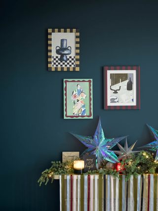 Christmas entryway shelf styling by Benjamin Moore