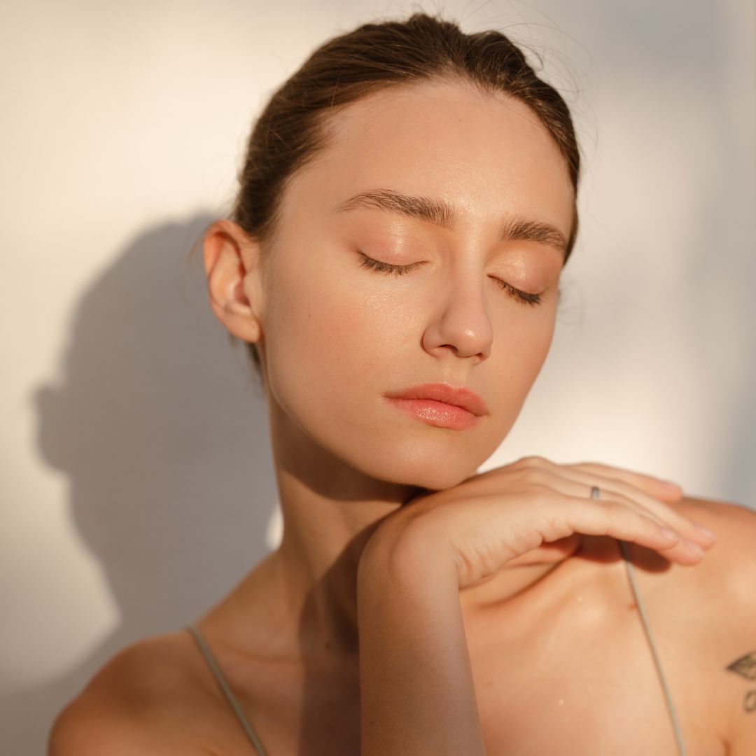 PCOS-friendly skincare routine An image of a woman in direct sunlight