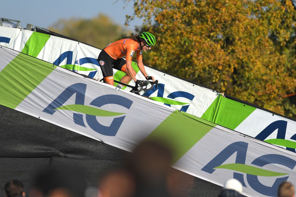 Marianne Vos makes her way down a descent