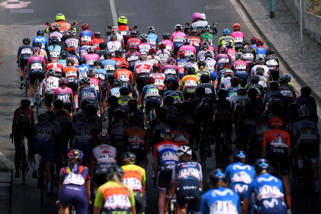 Women&#039;s WorldTour peloton racing at the 2020 Giro Rosa