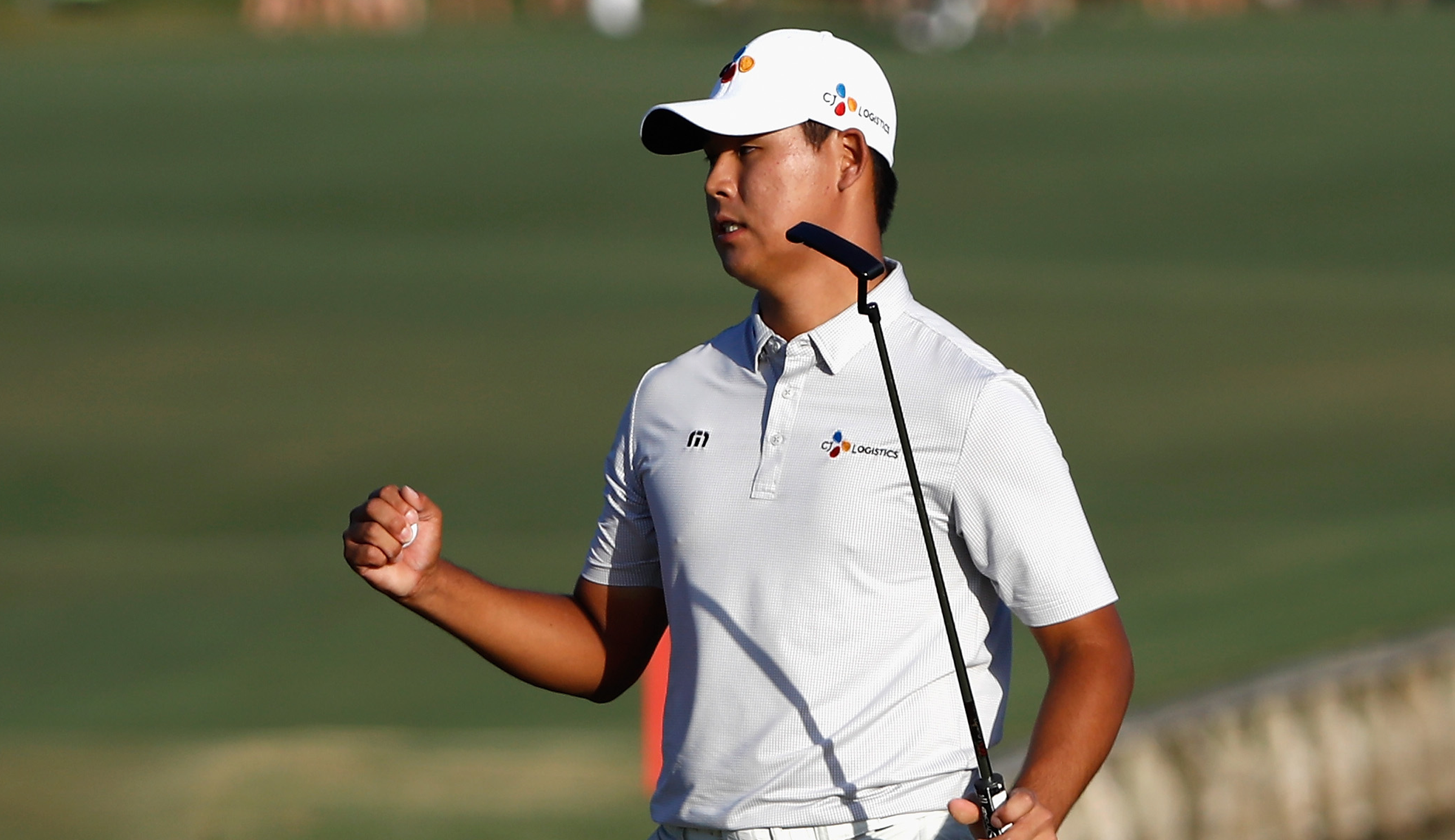 Si Woo Kim fist pumps and celebrates