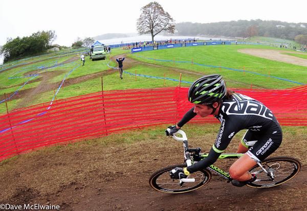 Nicole Duke (Cannnondale p/b Cyclocrossworld) chasing Wyman