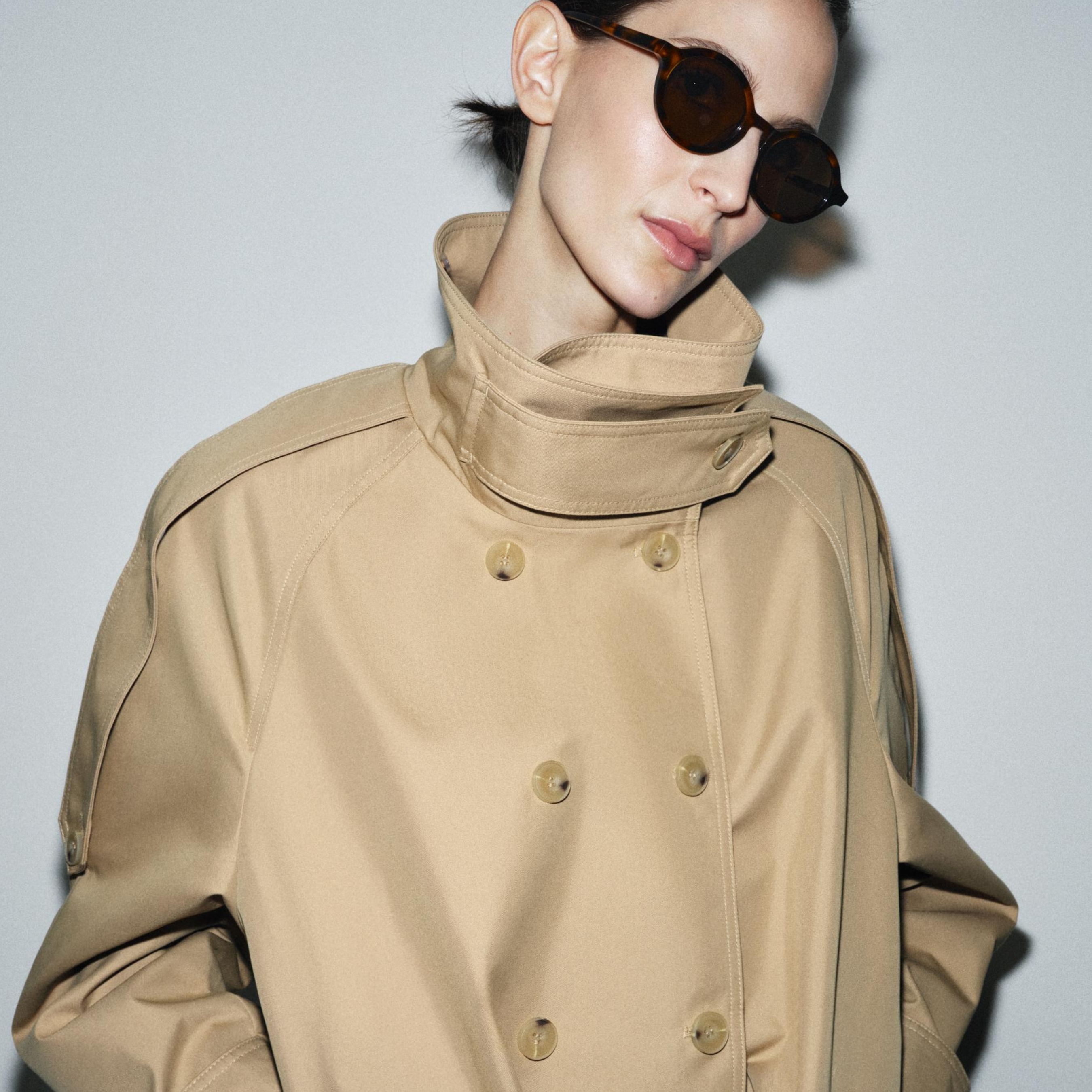 A model wearing a trench coat from Zara.