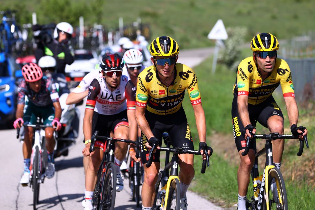 Watch Dumoulin tee up Bouwman for Giro d'Italia stage win - Video ...