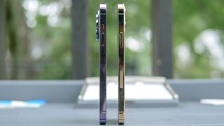 Comparaison côte à côte entre Apple iPhone 14 Pro et Apple iPhone 12 Pro.