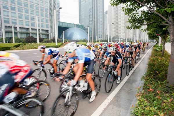 The peloton speeds through the streets of Zhengzhou, stage four's finishing city.
