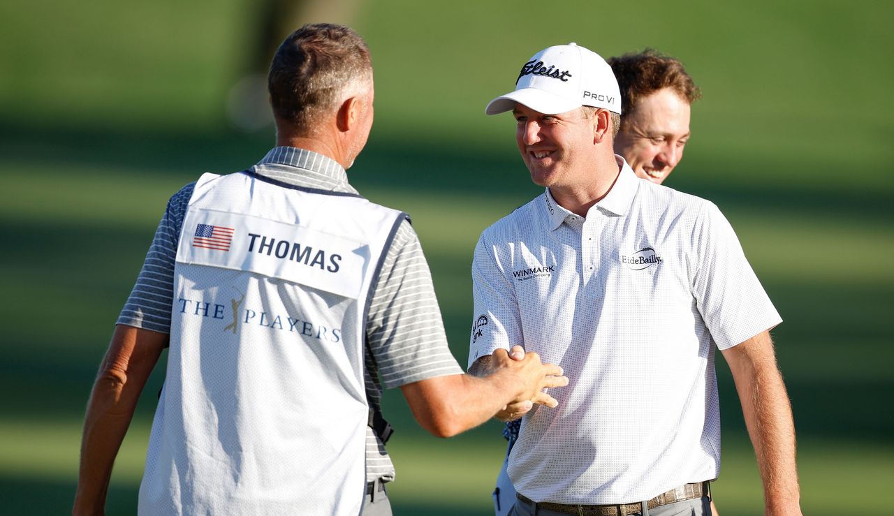 Hoge shakes hand with Justin Thomas&#039; caddie