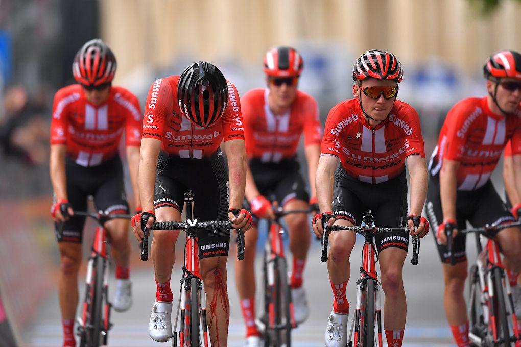 Tom Dumoulin finishes stage 4 after crashing at the Giro d'Italia