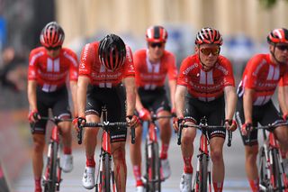 Tom Dumoulin finishes stage 4 after crashing at the Giro d'Italia