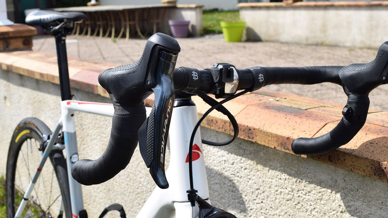 Shimano Dura-Ace R9150 levers control the stopping and shifting of the Factor O2
