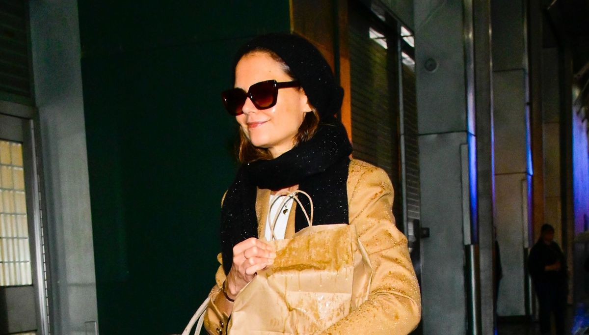 Katie Holmes révèle une façon intelligente de porter des chaussures plates cet hiver avec des Mary Janes rouge rubis et des couches élégantes pour temps froid