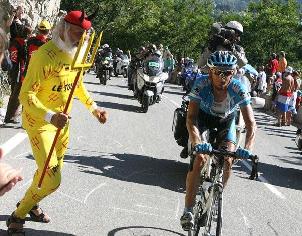 The devil has a new suit as he cheers on Peter Velits.