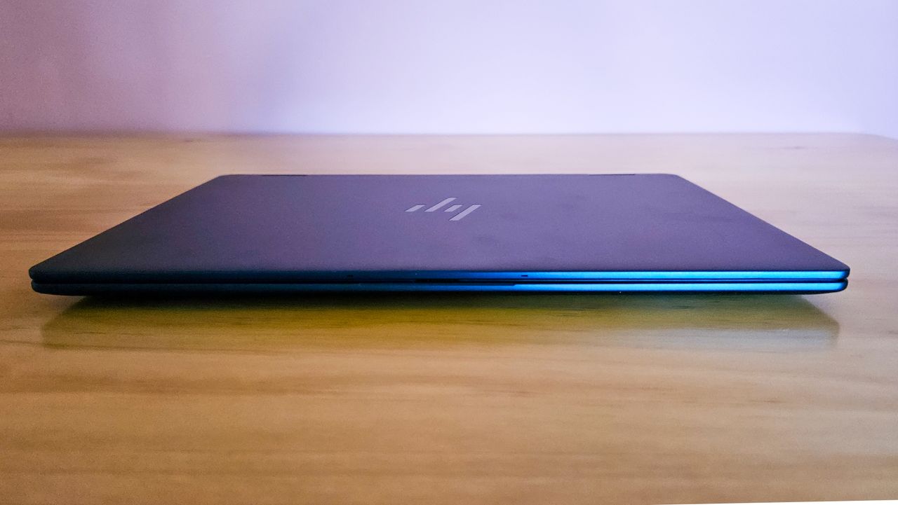 HP Omnibook Ultra 14 closed.