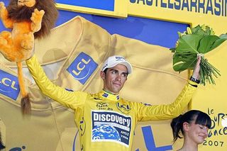 Alberto Contador (Discovery Channel) is finally in yellow.