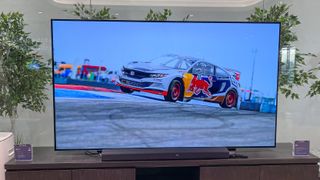 En LG C1 OLED TV som visar en bil på en bana i en racingtävling.