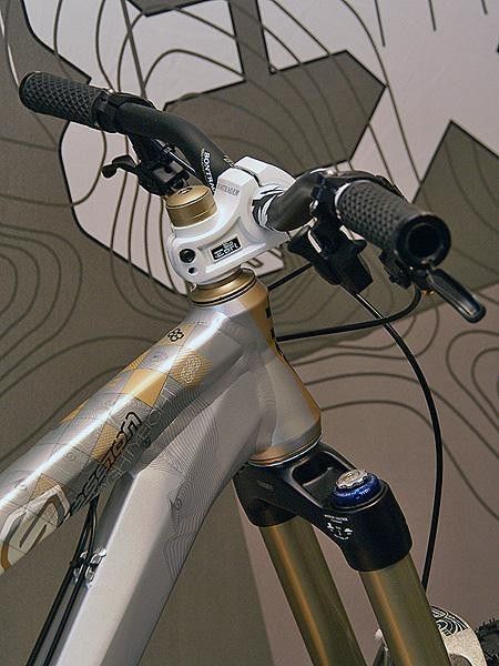 The tapered and oversized E2 front end features the increasingly popular 1 1/8"-to-1 1/2" steerer tube size.