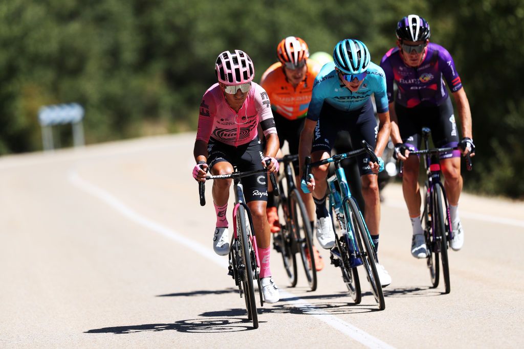 Early breakaway included Jefferson Cepeda (EF Education-EasyPost), Joe Dombrowski (Astana-Qazaqstan), Jetse Bol (Burgos-BH) and Carlos Canal (Euskaltel-Euskadi)