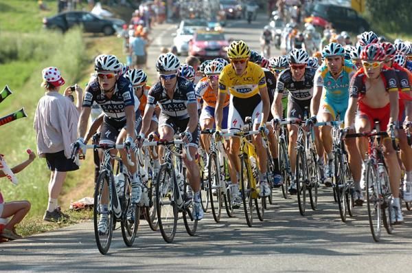 Andy Schleck (Saxo Bank) follows the wheels of his teammates.