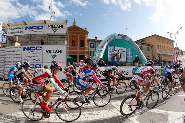 The peloton rolls away for the 183.8km stage.