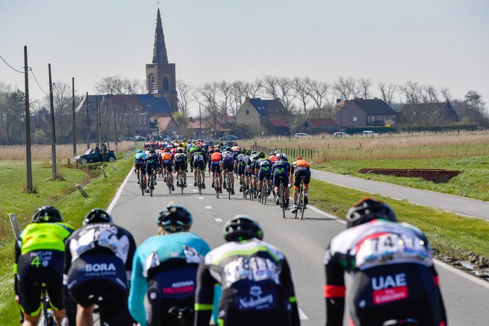Gent-Wevelgem was split by early echelons