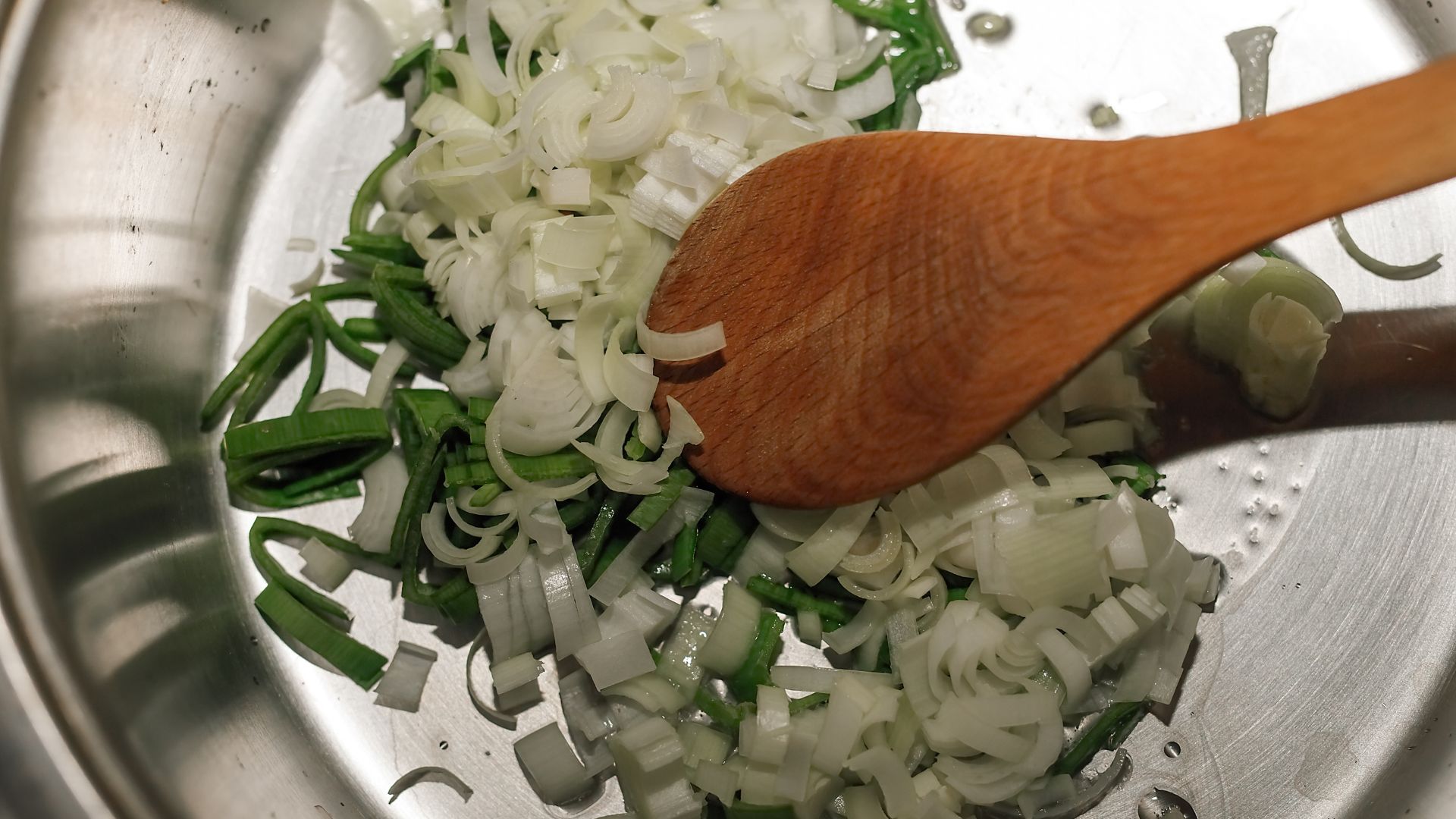 Leeks and onions in a pan