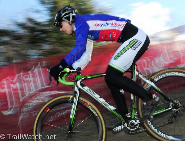 Sally Annis (Cyclocrossresults.com) streaks down the descent