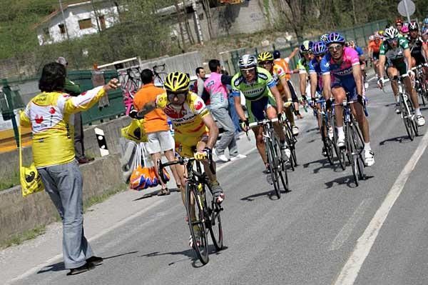 Leonardo Piepoli (Saunier Duval) grabs a bag of goodies during the stage