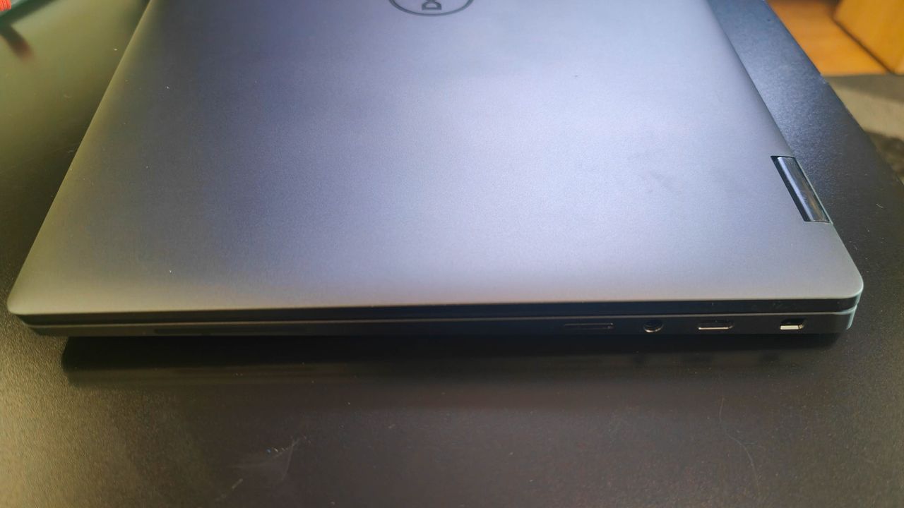 Dell Latitude 9330 2-in-1 Convertible right-hand ports