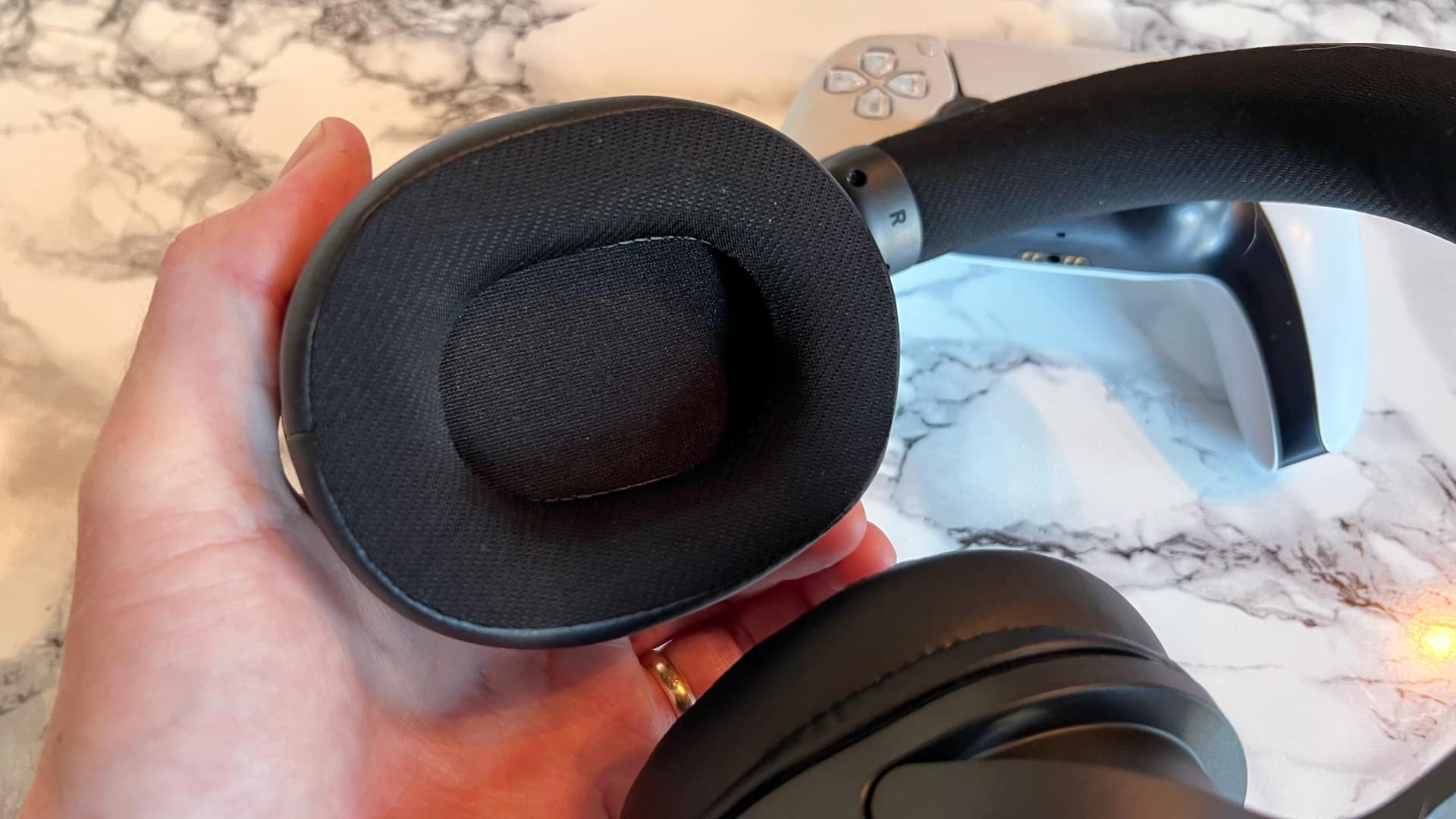 Trust Forta gamingheadset mot marmorerat bord