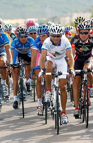 Alejandro Valverde (Caisse d'Epargne) in the thick of the action