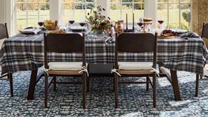 Decorative Thanksgiving table decor ideas for a chic and harvest-inspired tablescape
