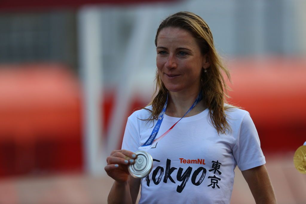 Annemiek van Vleuten with the silver medal at the Tokyo Olympic Games