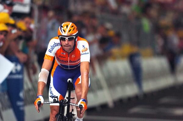 Denis Menchov (Rabobank) finishes in Annecy.