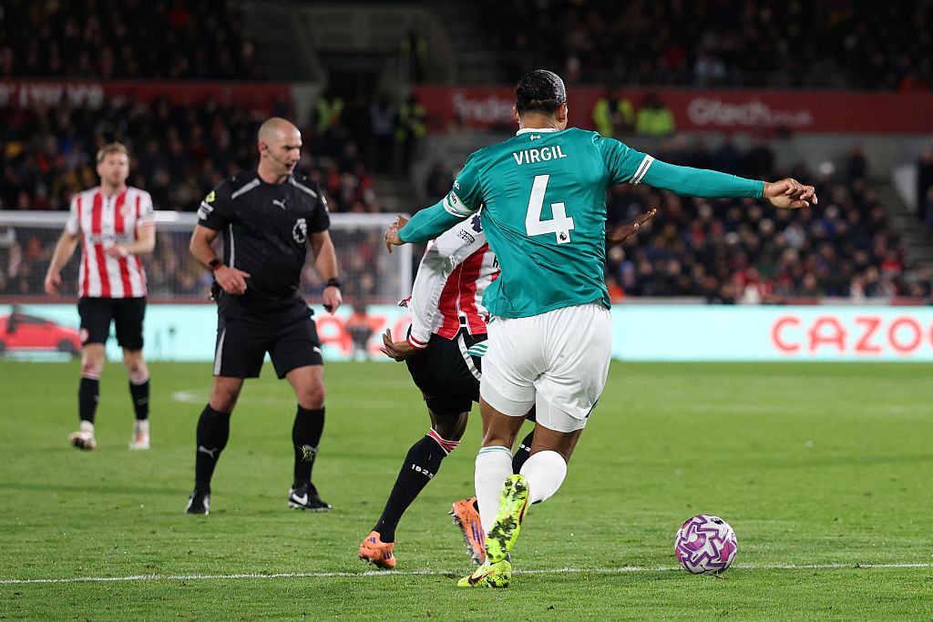 BRENTFORD, ENGLAND - OCTOBER 25: Virgil van Dijk of Liverpool makes contact with Dango Ouattara of Brentford on the edge of the penalty area resulting in a penalty being awarded during the Premier League match between Brentford and Liverpool at Gtech Community Stadium on October 25, 2025 in Brentford, England. (Photo by Ryan Pierse/Getty Images)