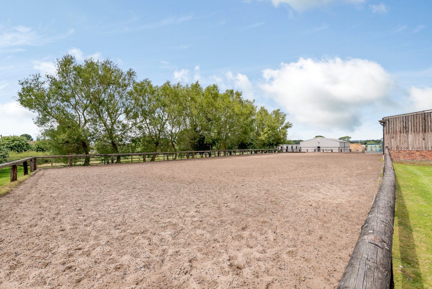 Crumleigh-Heath-Farm-second-outdoor-manege-e1568108464650.jpg