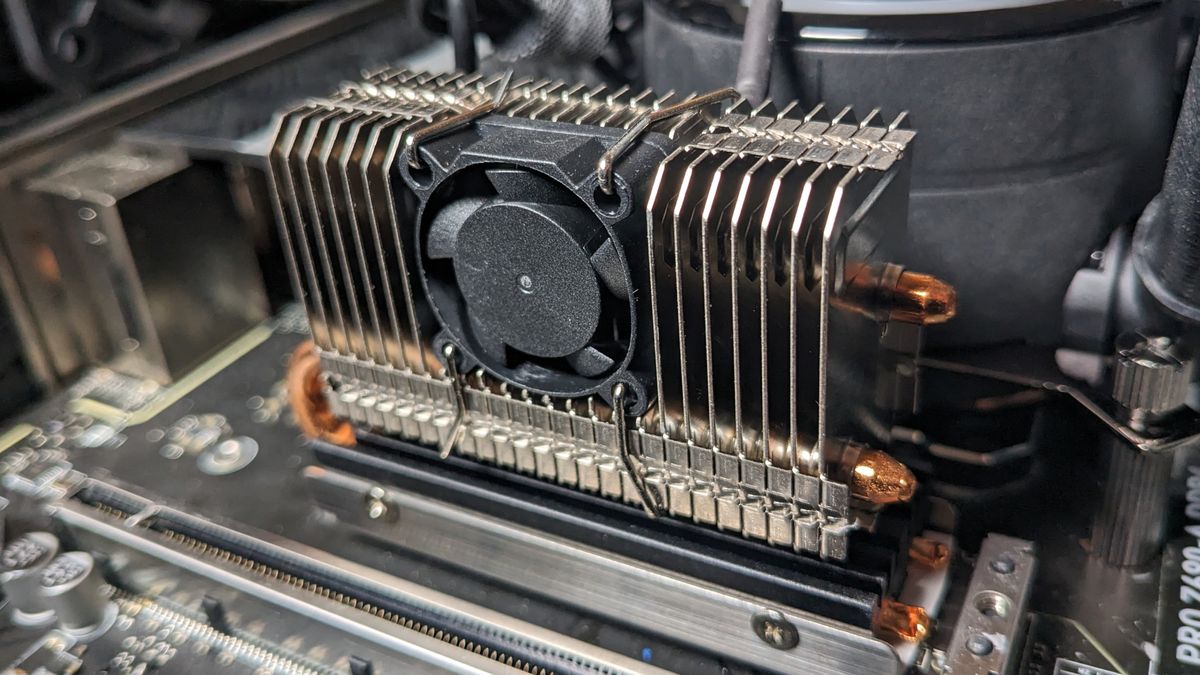 Graugear G-M2HP04-F NVMe Cooler Review: Two heatpipes and a fan deliver strong performance