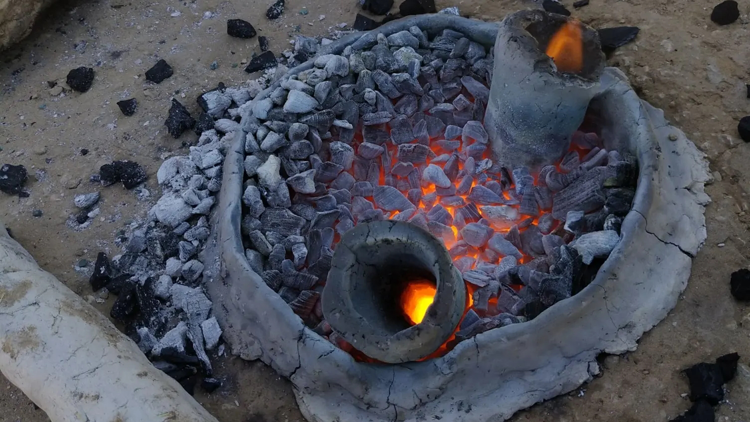 Das Timna-Tal ist einer der ersten Orte der Welt, an dem metallisches Kupfer aus Erzen geschmolzen wurde.  Dieser Ofentyp wurde vor etwa 6.000 Jahren zum Schmelzen verwendet.