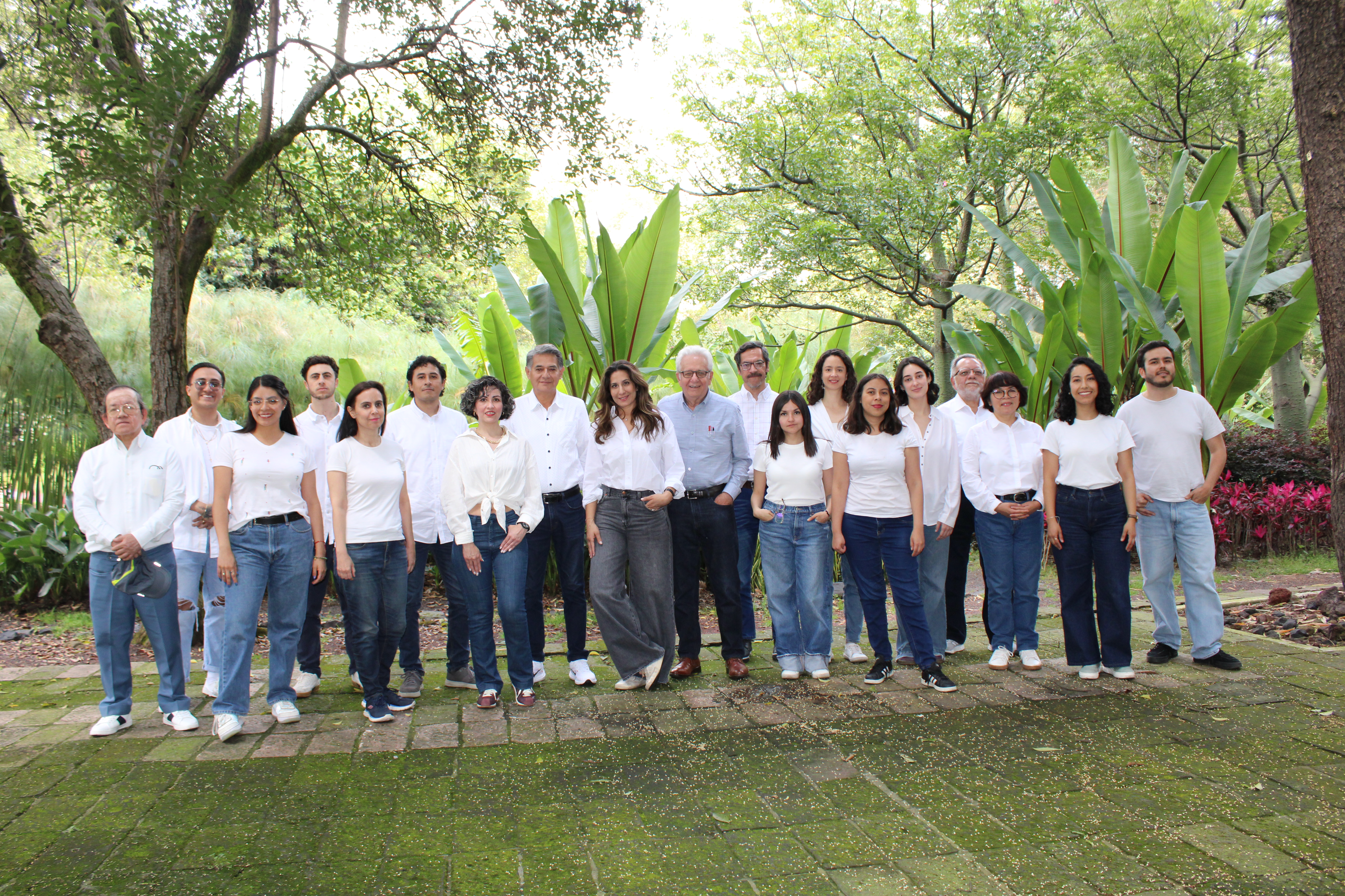Mario Schjetnan (center, blue shirt) and Grupo de Disen&amp;#771;o Urbano staff, Mexico City, Mexico.