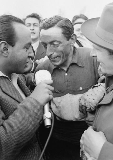 Fausto Coppi pendant la course du Paris-Roubaix, le 9 avril 1950. Photo