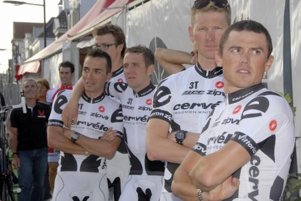 Aussie Simon Gerrans (Cerv&eacute;lo TestTeam), r, with teammates at the Vuelta presentation.