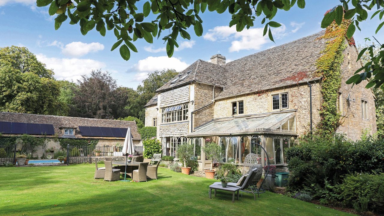 The Downs Barn &amp; TheDowns Barn Lodge, FramptonMansell, Gloucestershire